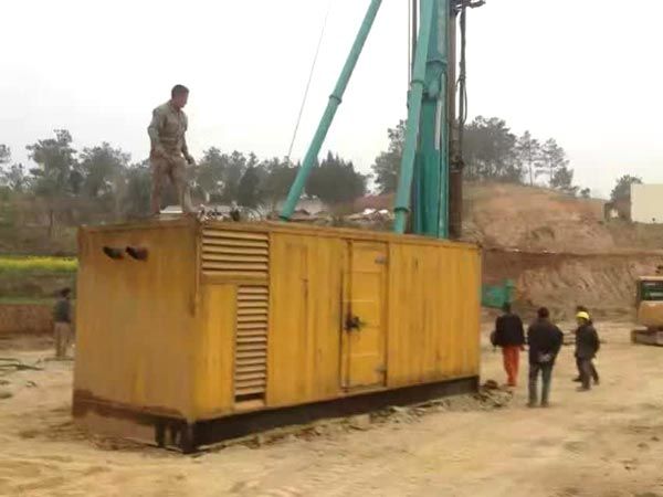 浩口原种场如何判断水冷式机油散热器密封件是否需要更换？